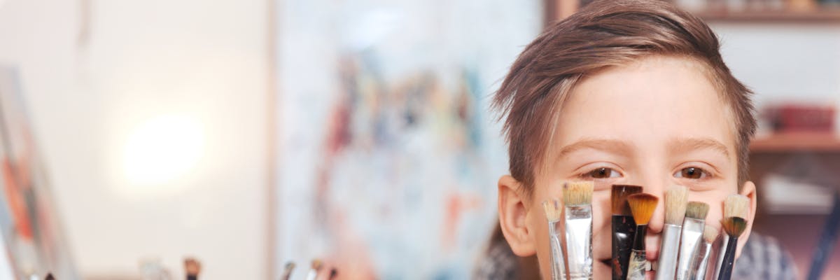Niño en clase de pintura