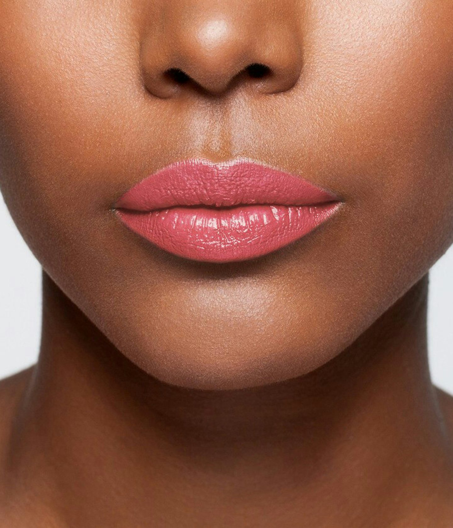 La bouche rouge rouge à lèvres Dewy Pink sur les lèvres d’un mannequin à la peau foncée 