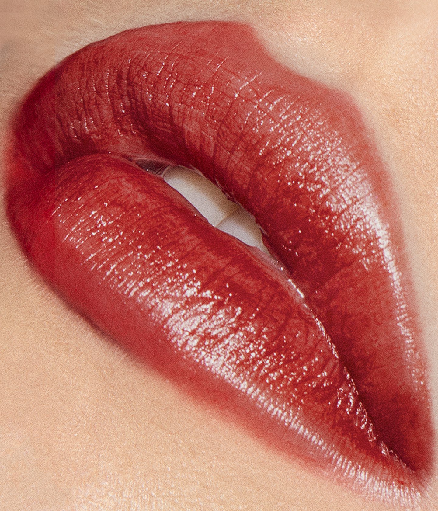 La bouche rouge le rouge à lèvres Nude Red sur model