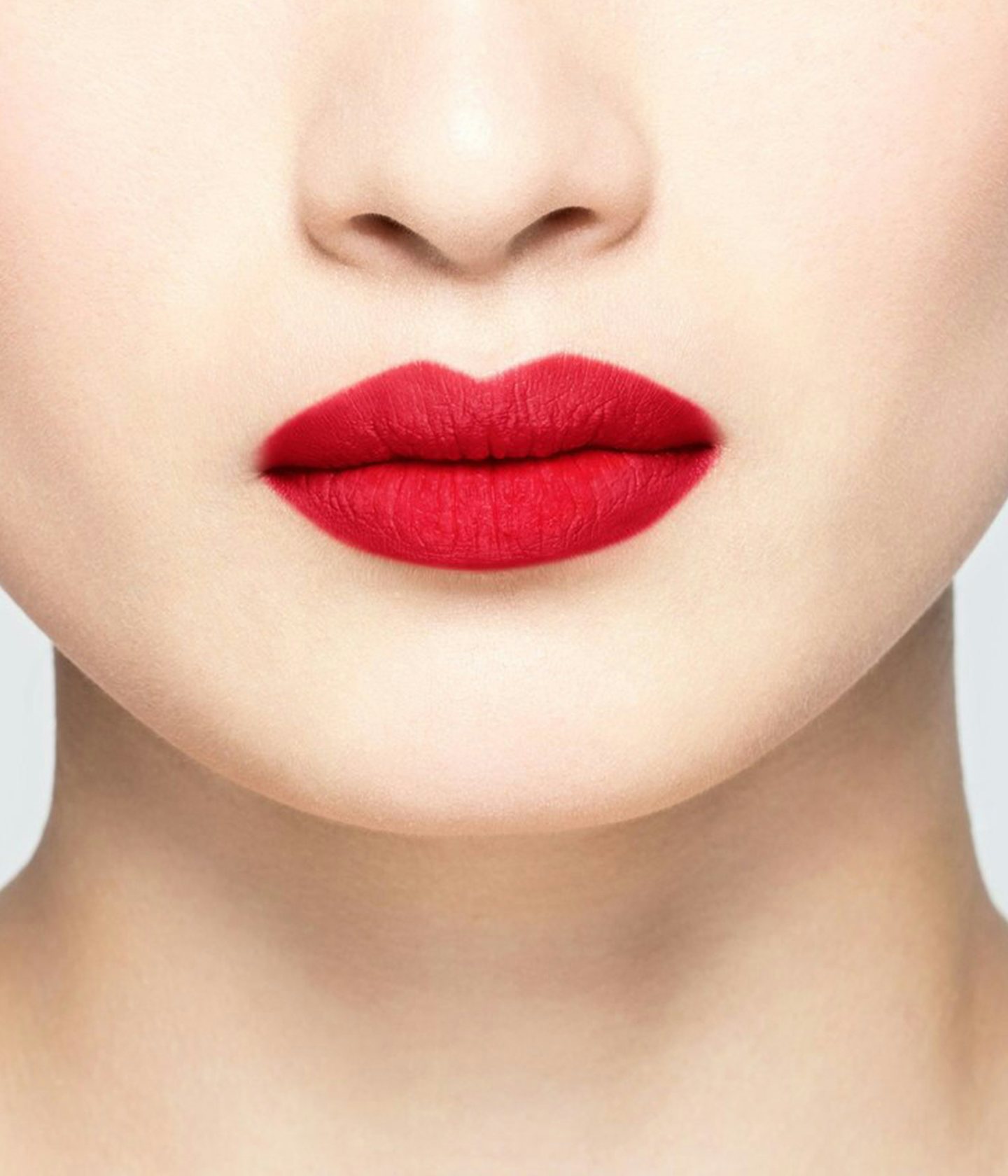  La bouche rouge rouge à lèvres 70s America sur les lèvres d’un mannequin asiatique 