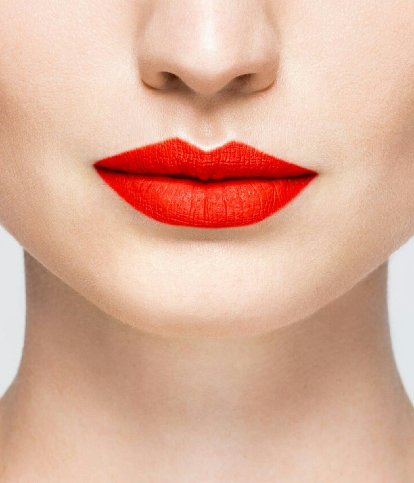 La bouche rouge rouge à lèvres Le Rouge Chloë sur les lèvres d’un mannequin à la peau claire 