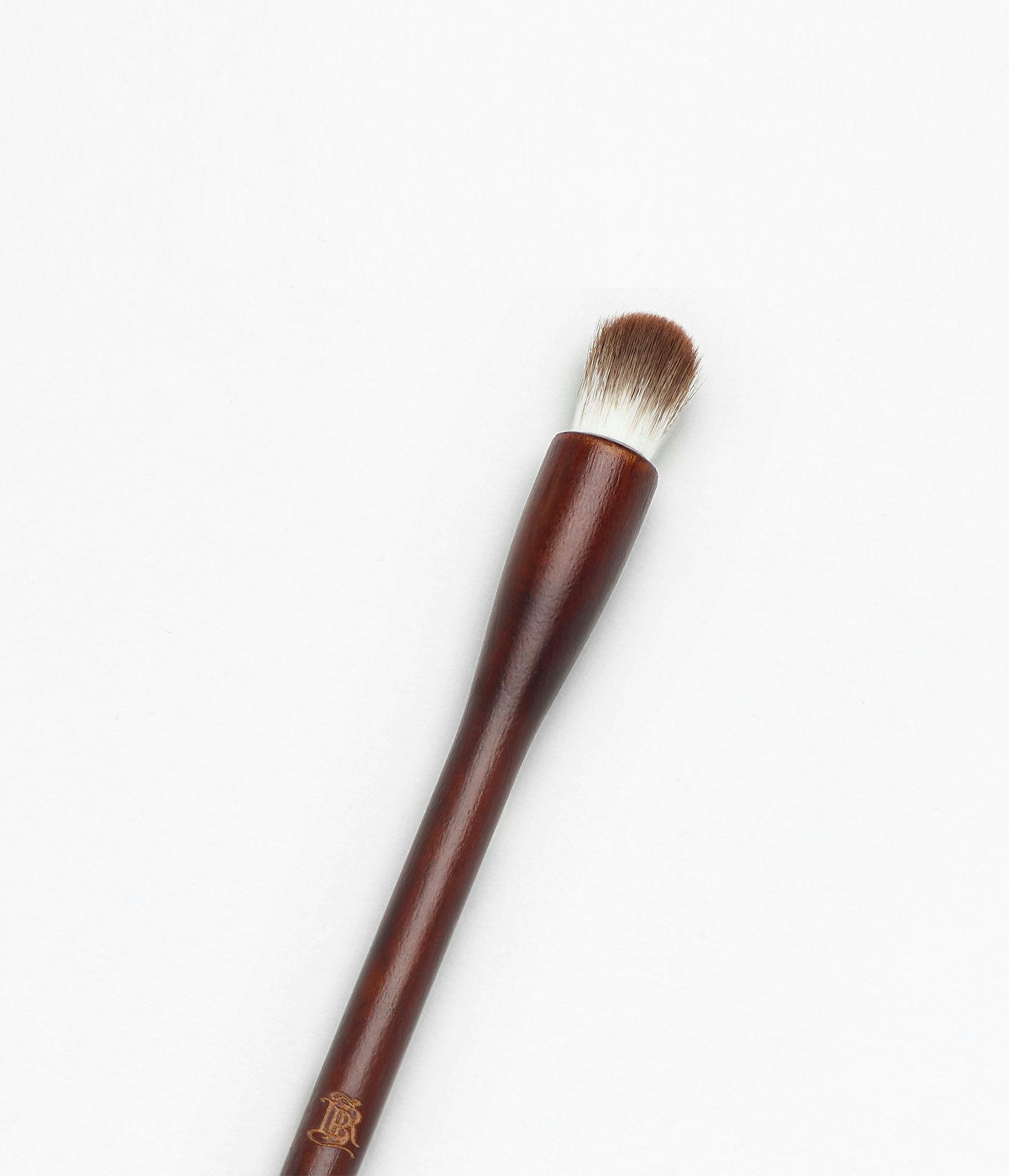 La bouche rouge eyeshadow shader brush zoomed in on the hairs of the brush