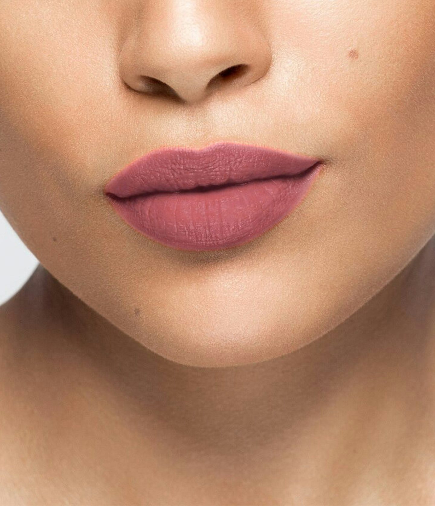 La bouche rouge Nude Rosie lipstick shade on the lips of an medium skin model