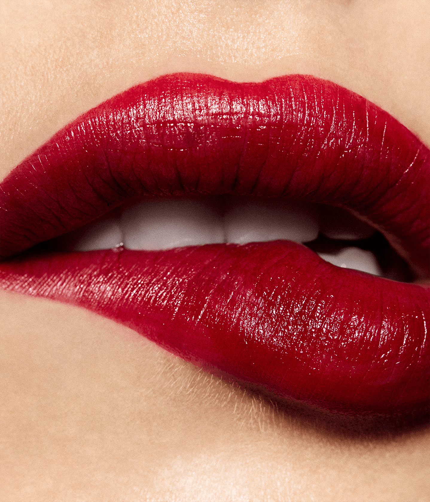 La bouche rouge The Iconic Rouge Montaigne on lips