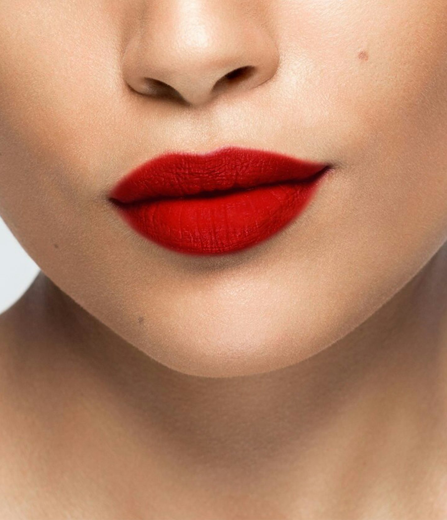 La bouche rouge rouge à lèvres Pop Art Red sur les lèvres d’un mannequin à la peau au teint moyen 