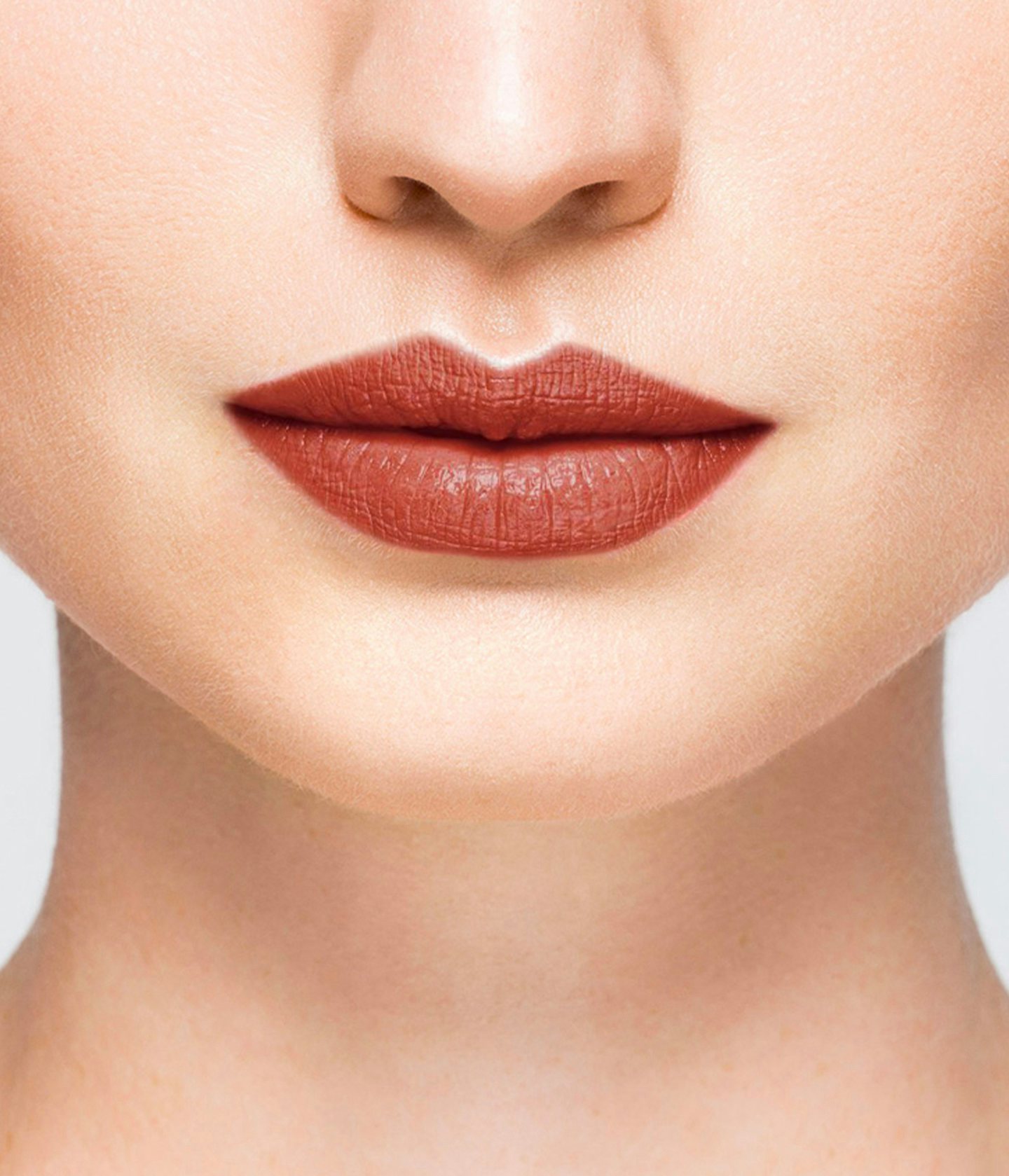 La bouche rouge Le baume Koto sur les lèvres d’un mannequin à la peau claire 