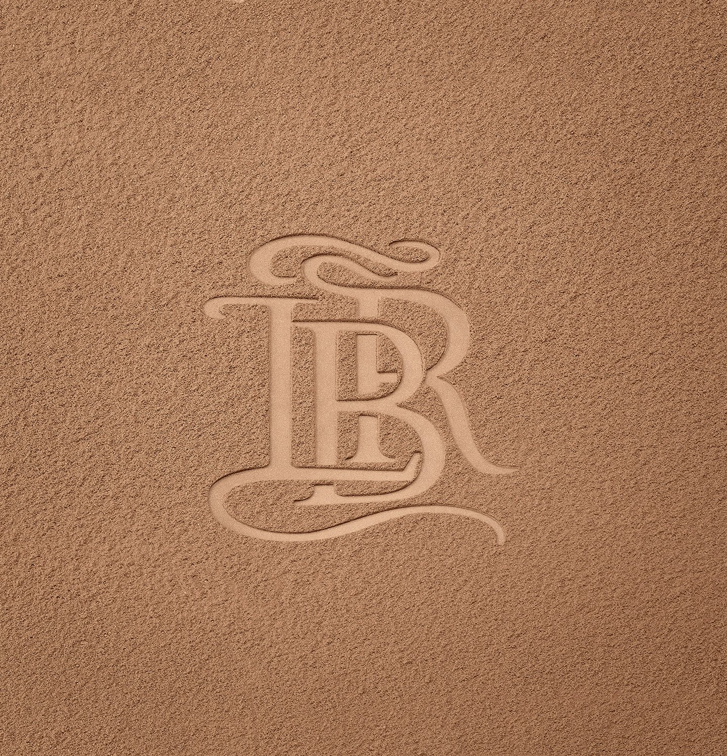 La bouche rouge La Terre Intense bronzer swatch with logo