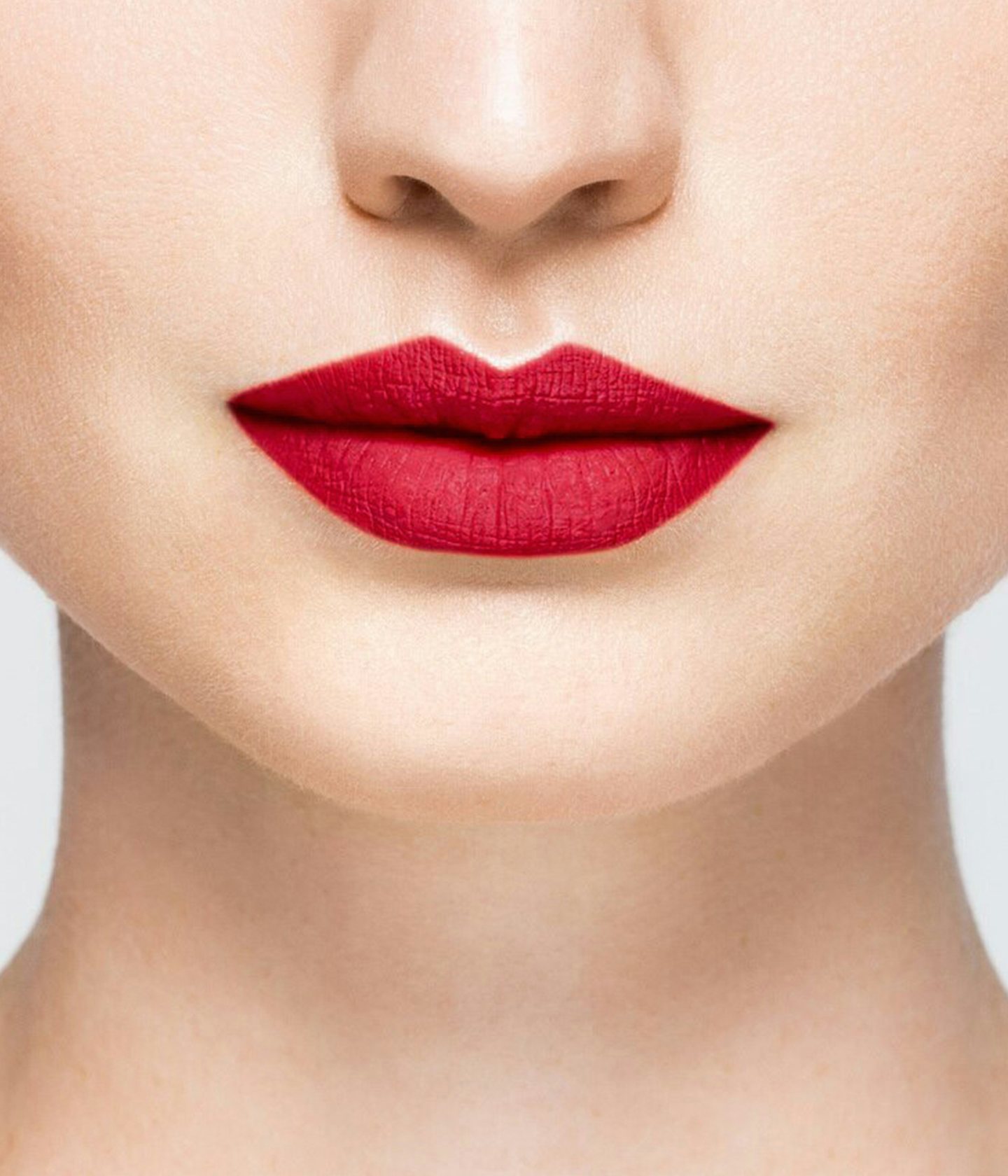 La bouche rouge rouge à lèvres Le Rouge Rosie sur les lèvres d’un mannequin à la peau claire 
