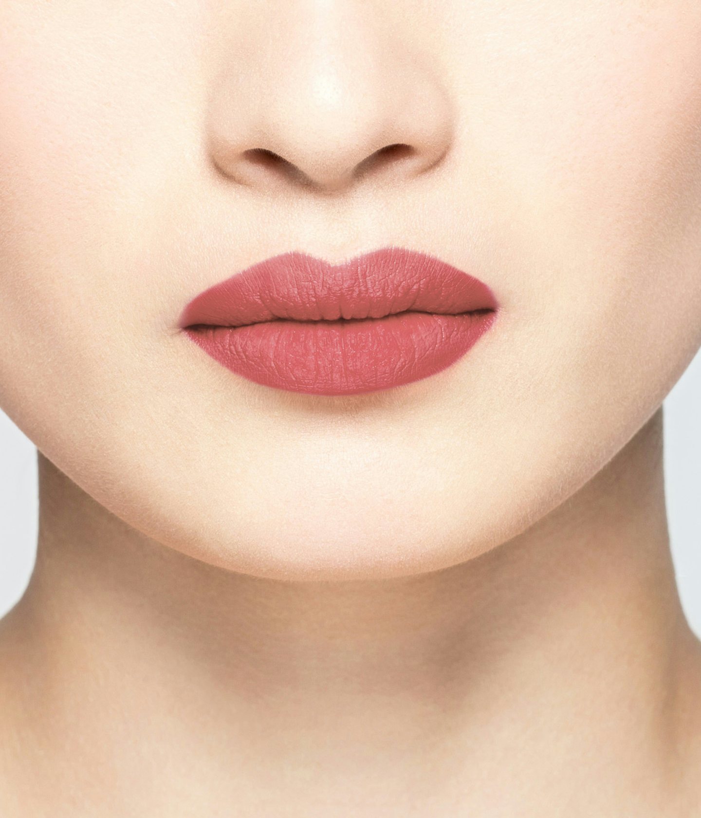 La bouche rouge rouge à lèvres Cherry Pink sur les lèvres d’un mannequin asiatique 
