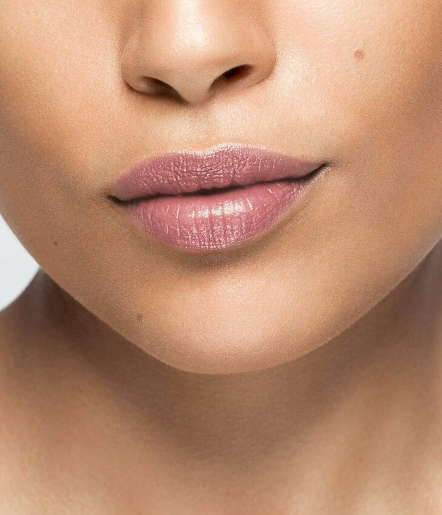 La bouche rouge Nude Pink lipstick shade on the lips of a medium skin model
