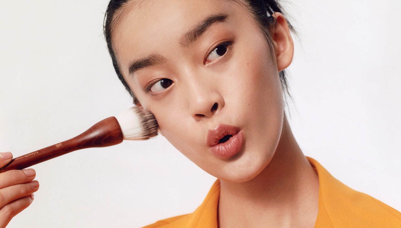 La bouche rouge Highlighter Brush on Asian model