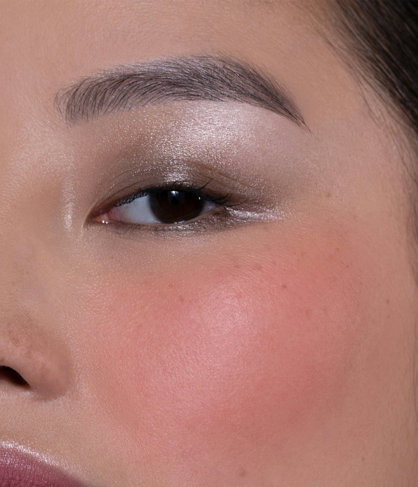 La bouche rouge Le Blush Abricot sur un mannequin asiatique