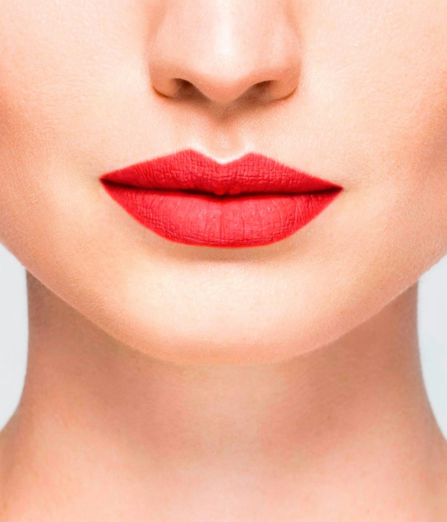 La bouche rouge rouge à lèvres Le Rouge Montaigne sur les lèvres d’un mannequin à la peau claire 