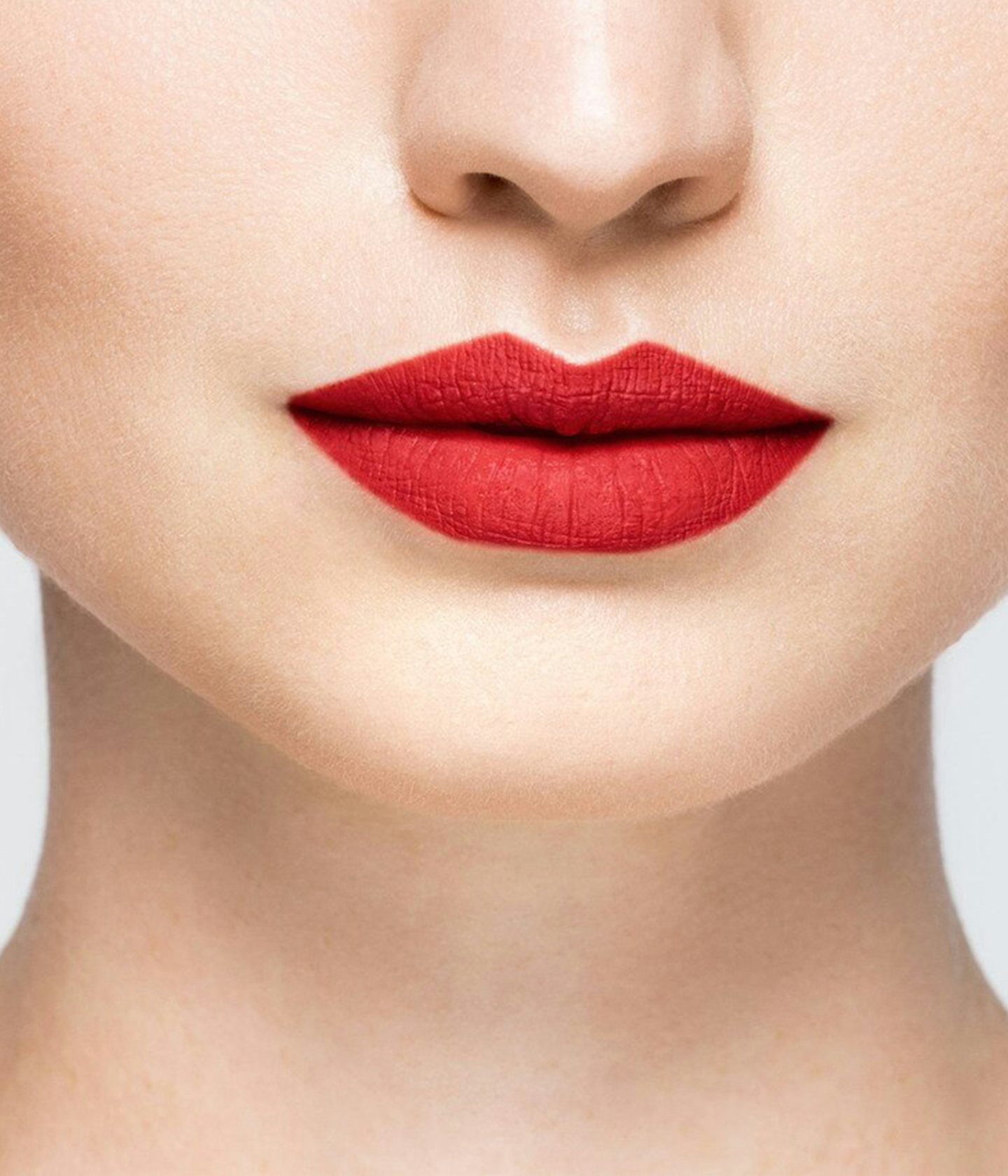 La bouche rouge rouge à lèvres Le Rouge Self Service matte sur les lèvres d’un mannequin à la peau claire 