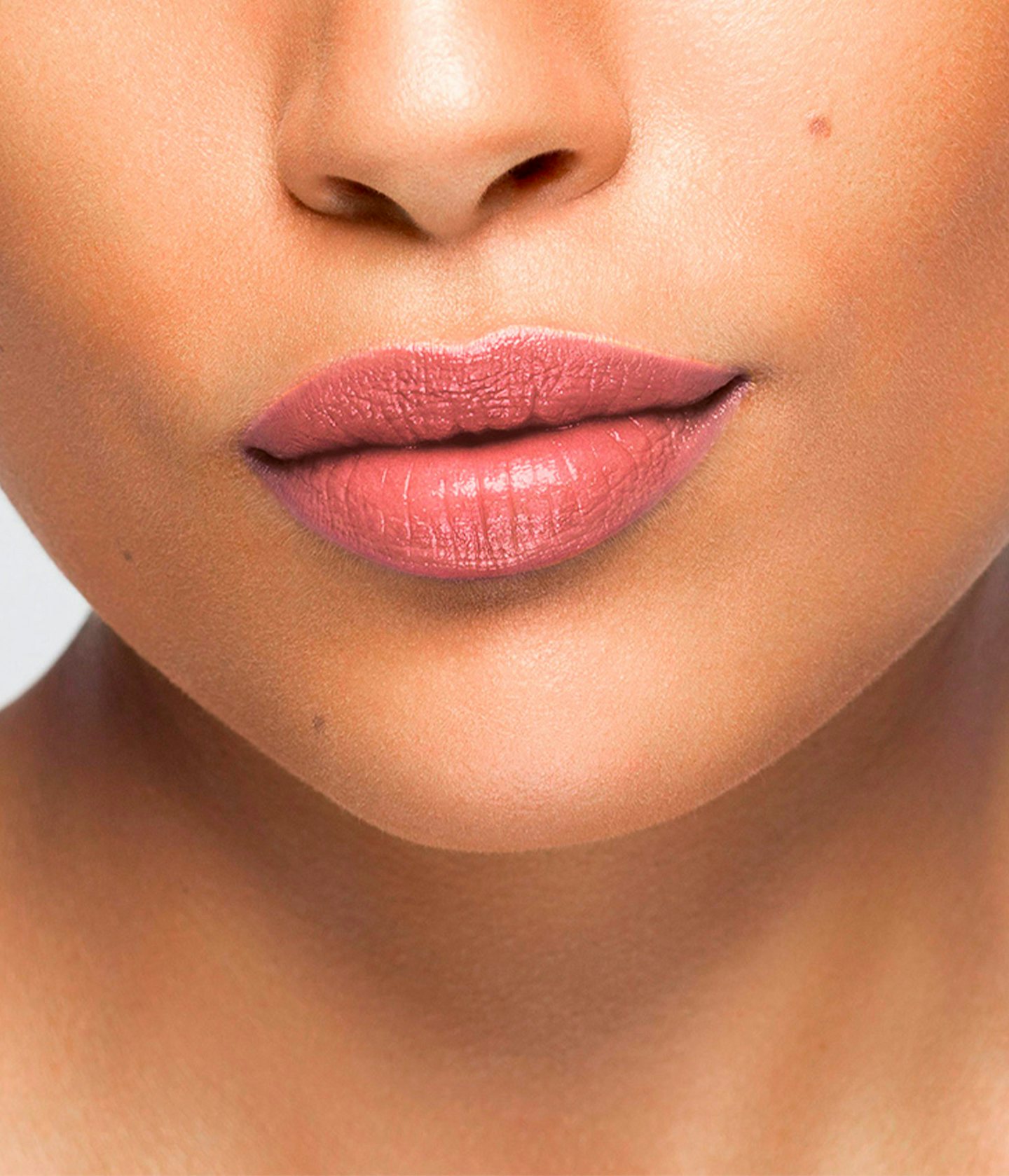 La bouche rouge Le Nude Claire Rose lipstick shade on the lips of an medium skin model