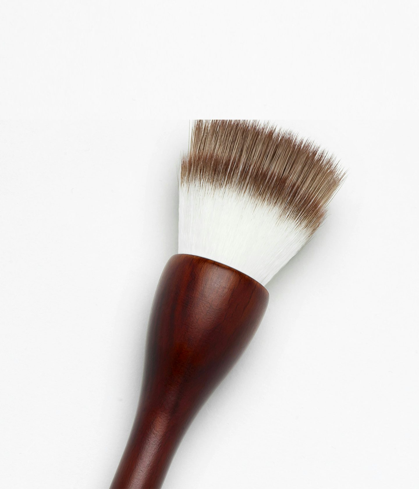 La bouche rouge highlighter brush zoomed in on the hairs of the brush