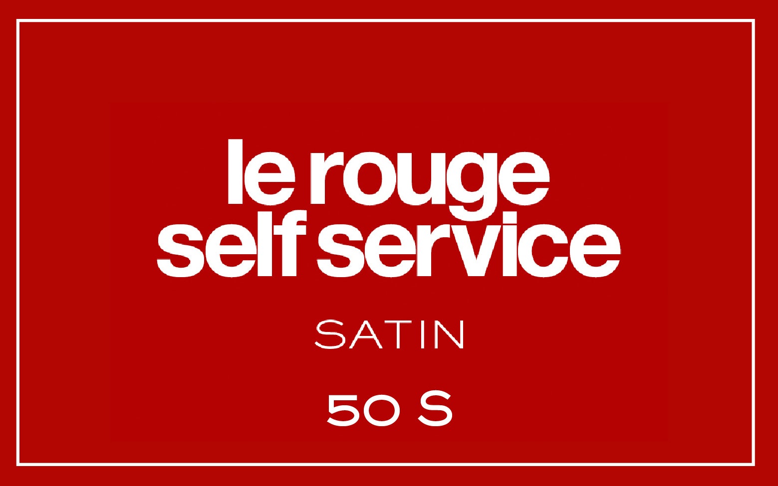 La bouche rouge nuance du rouge à lèvres Le Rouge Self Service satin avec du texte 