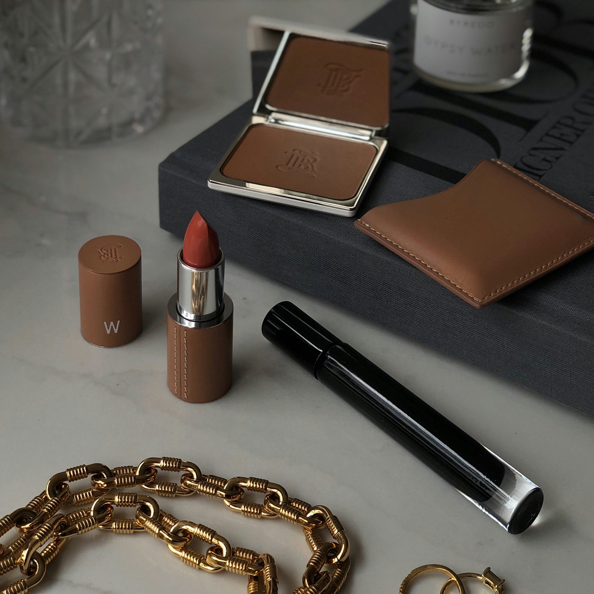 La bouche rouge camel leather family with Le Sérum Noir mascara, La Terre Blonde and a red lipstick shade
