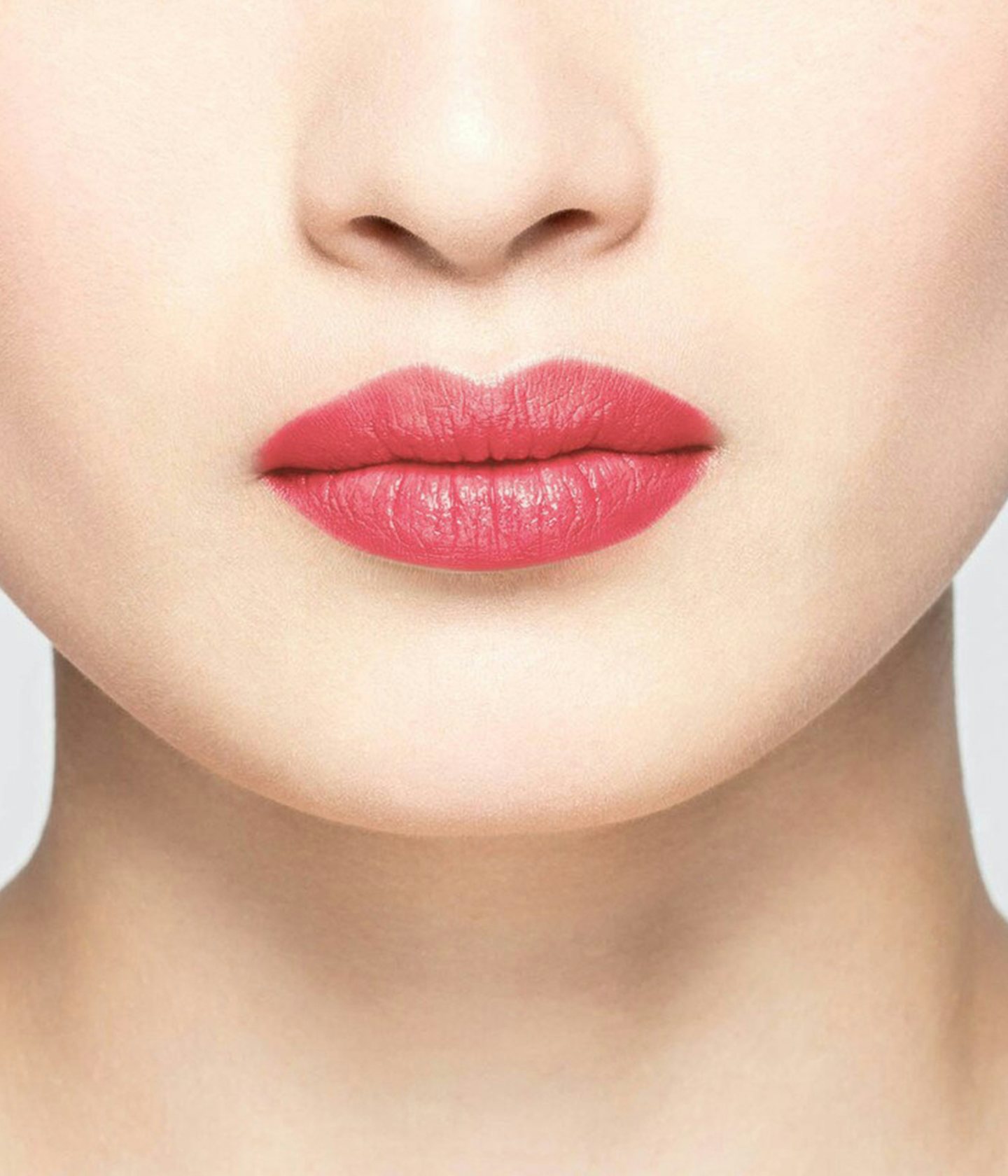 La bouche rouge rouge à lèvres Dewy Pink sur les lèvres d’un mannequin asiatique 