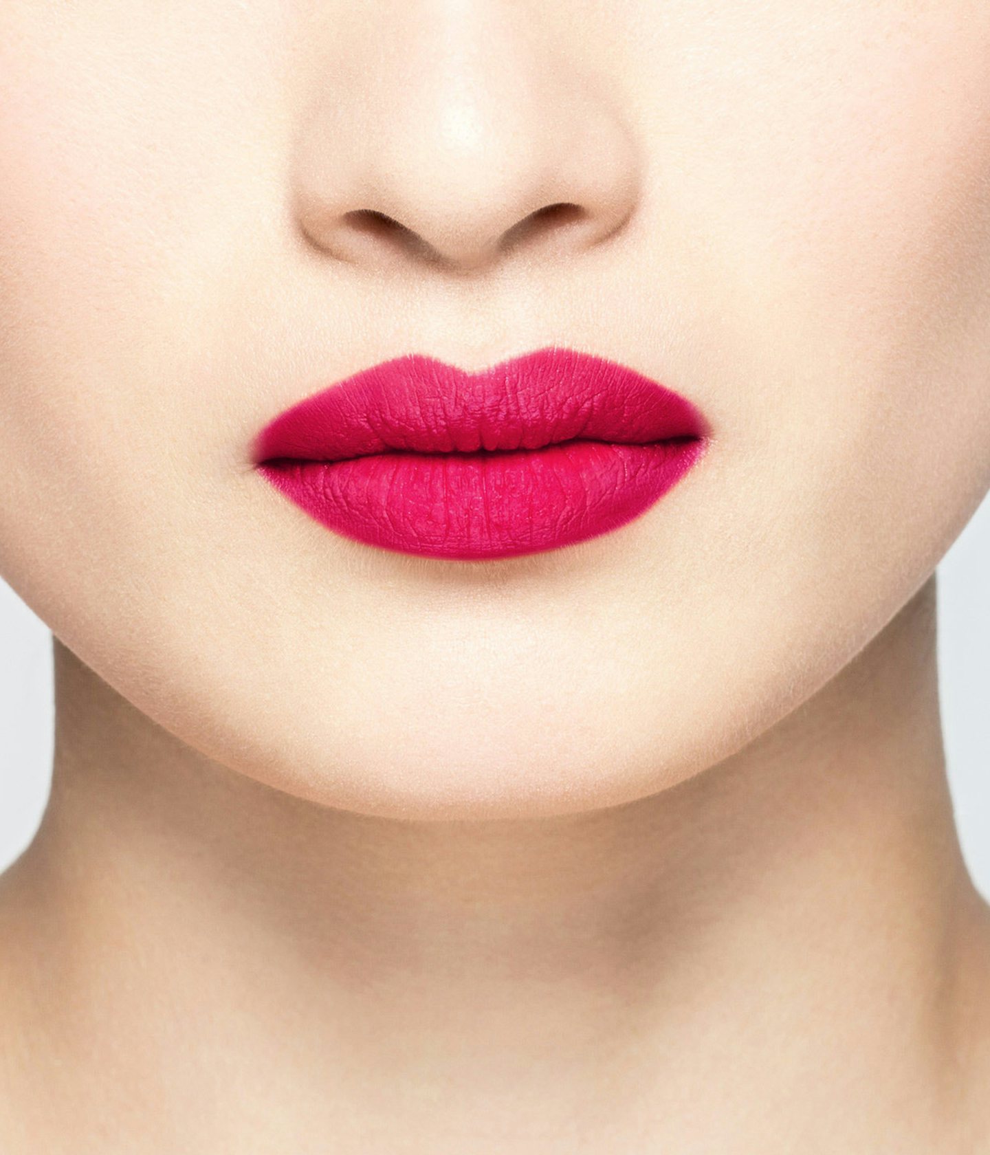 La bouche rouge rouge à lèvres Princess Pink sur les lèvres d’un mannequin asiatique 