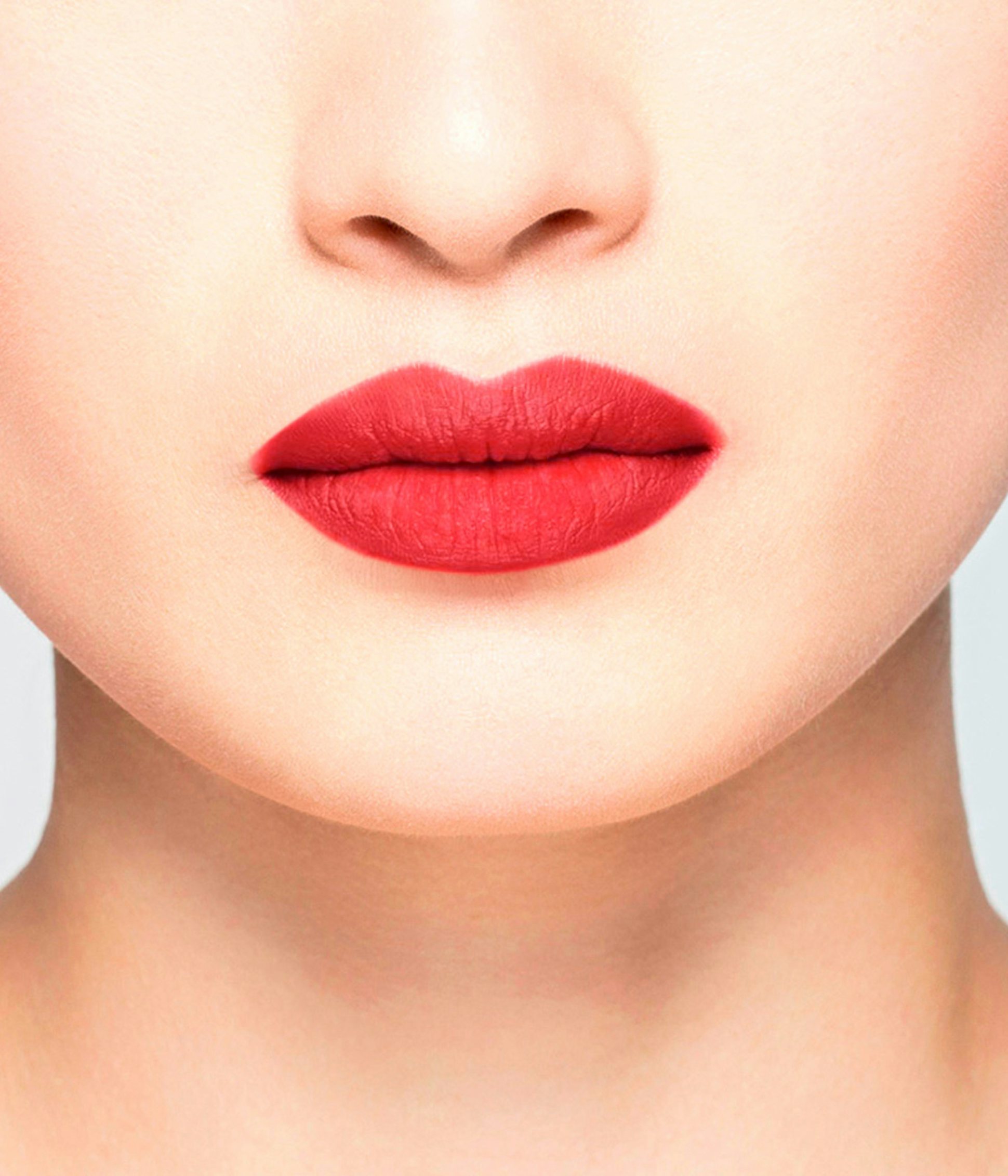 La bouche rouge rouge à lèvres Le Rouge Montaigne sur les lèvres d’un mannequin asiatique 