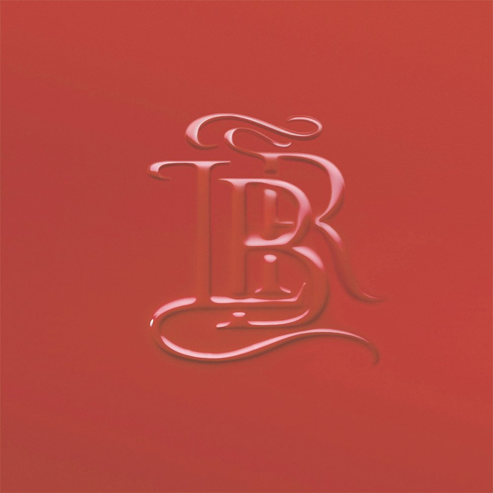 La bouche rouge nuance Le Blush Rose Brun avec le logo