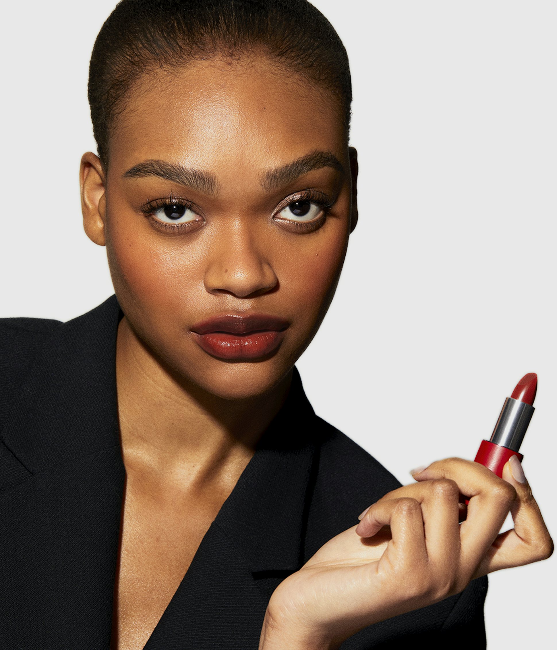 La bouche rouge mannequin portant Iconique Nude Red 