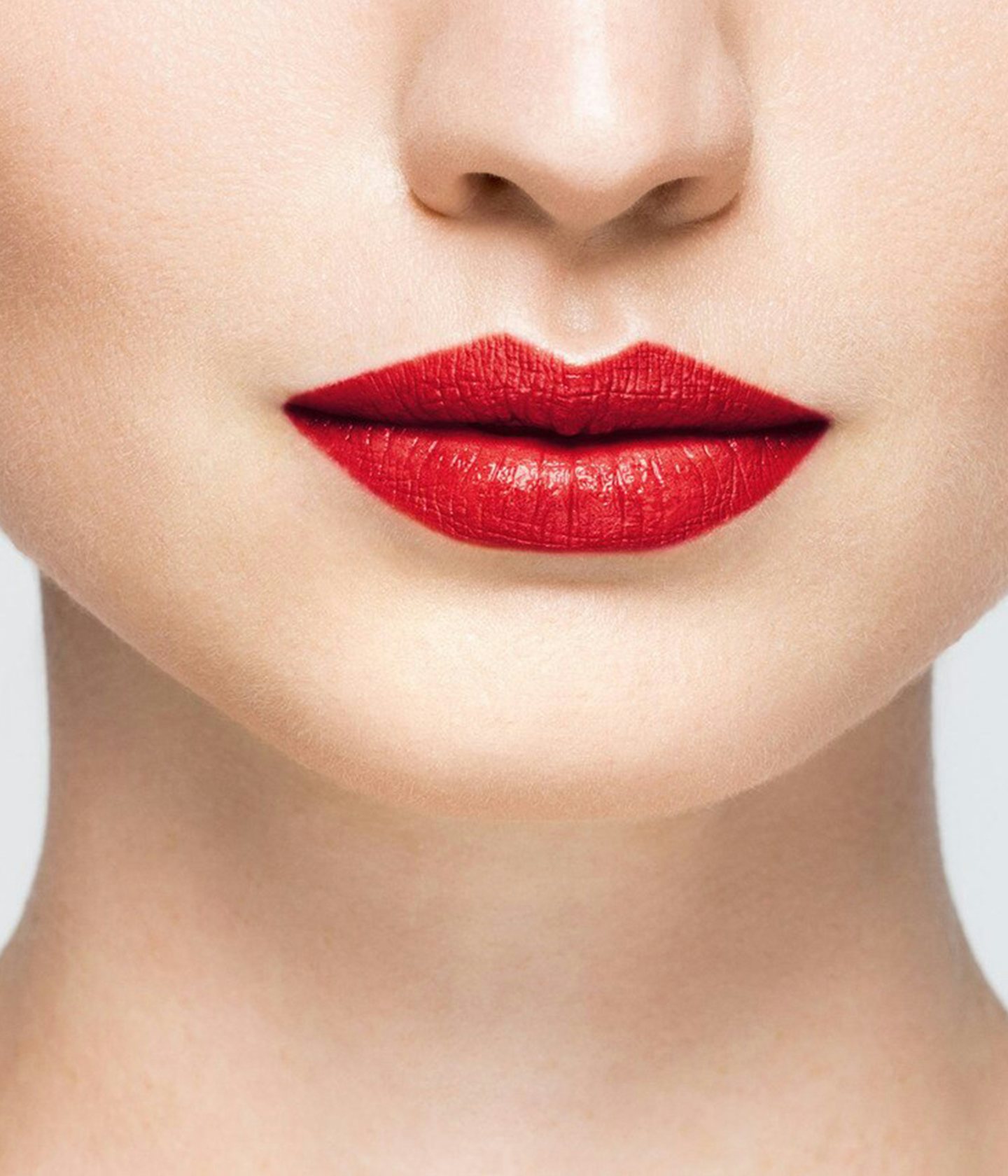 La bouche rouge rouge à lèvres Le Rouge Self Service satin sur les lèvres d’un mannequin à la peau claire 