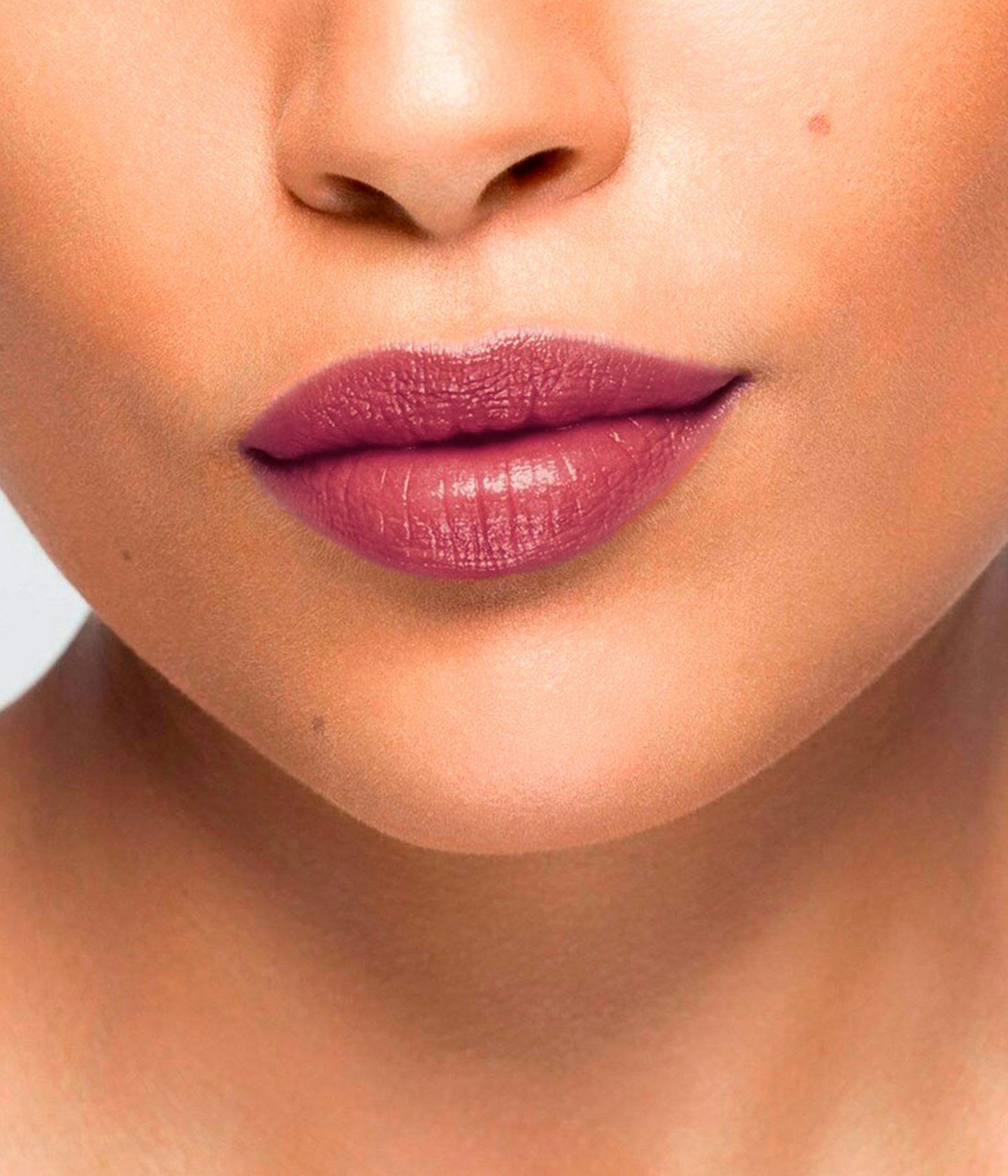 La bouche rouge Le Baume Kelly lipstick shade on the lips of a medium skin model