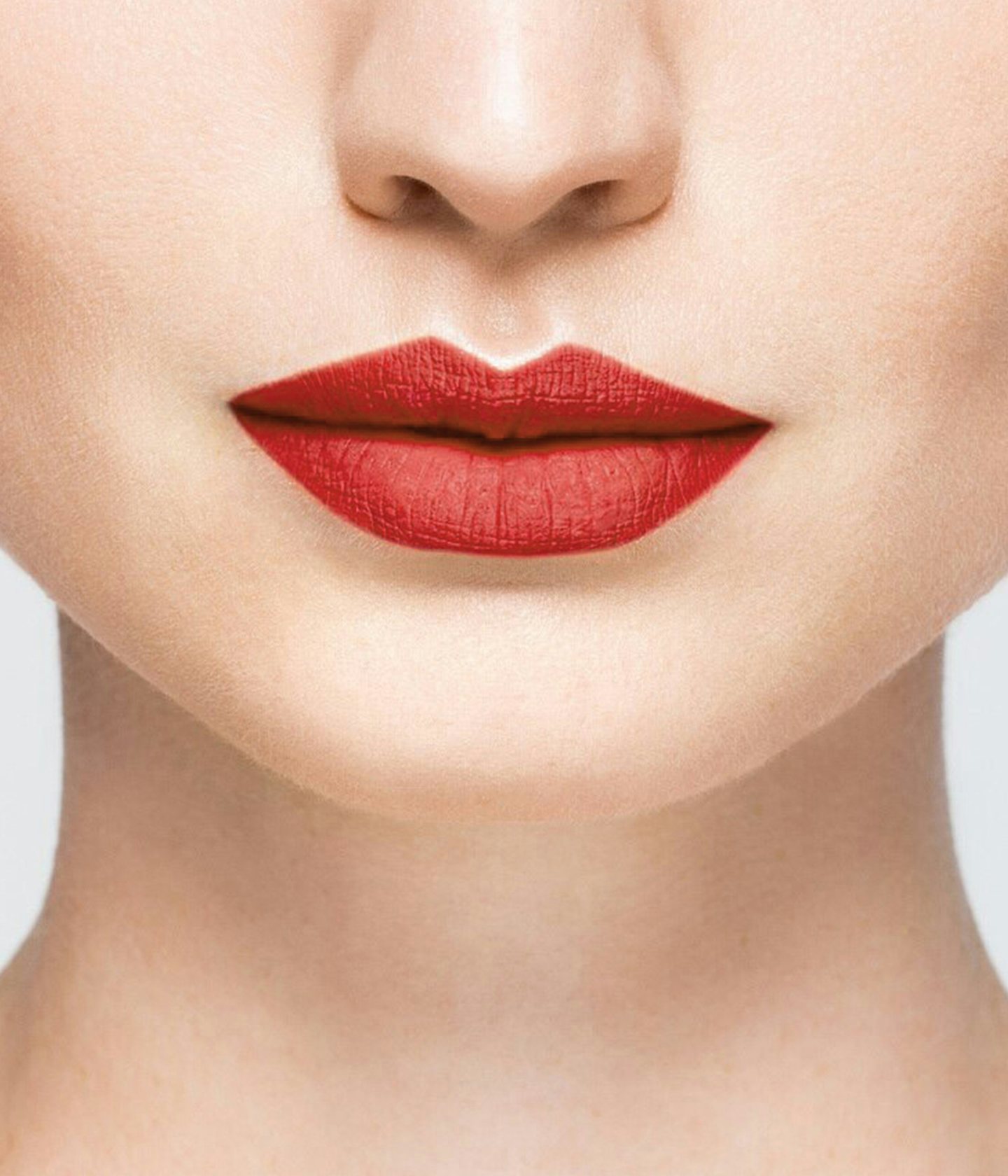 La bouche rouge rouge à lèvres The Red Andreea sur les lèvres d’un mannequin à la peau claire 