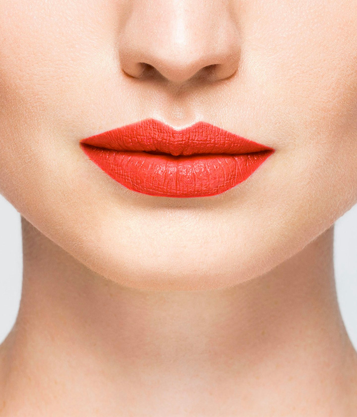 La bouche rouge rouge à lèvres Le Rouge Elsa sur les lèvres d’un mannequin à la peau claire 