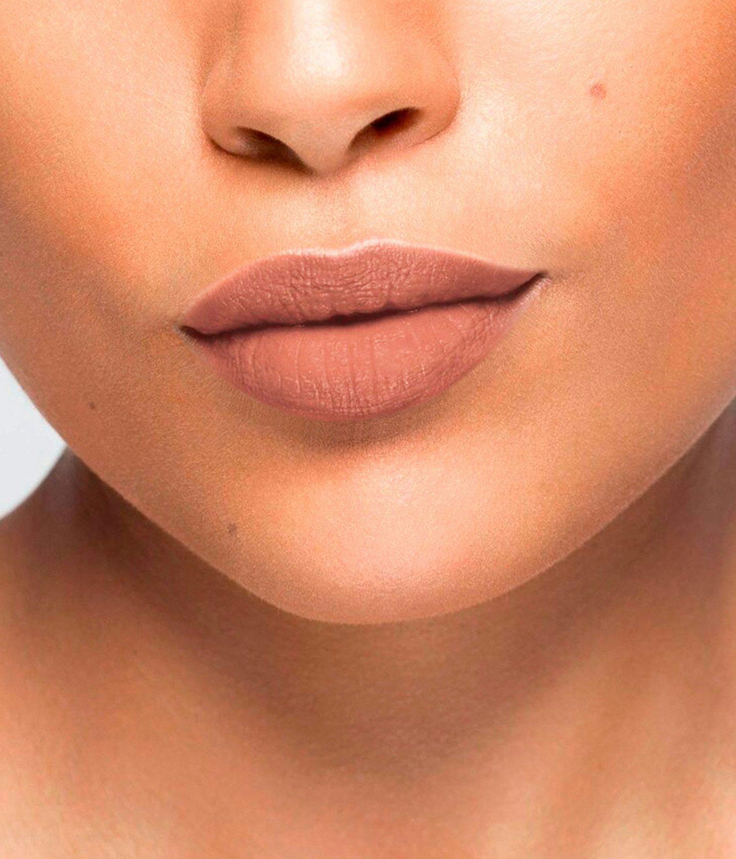 La bouche rouge rouge à lèvres Nude Brun Matte sur les lèvres d’un mannequin à la peau au teint moyen 