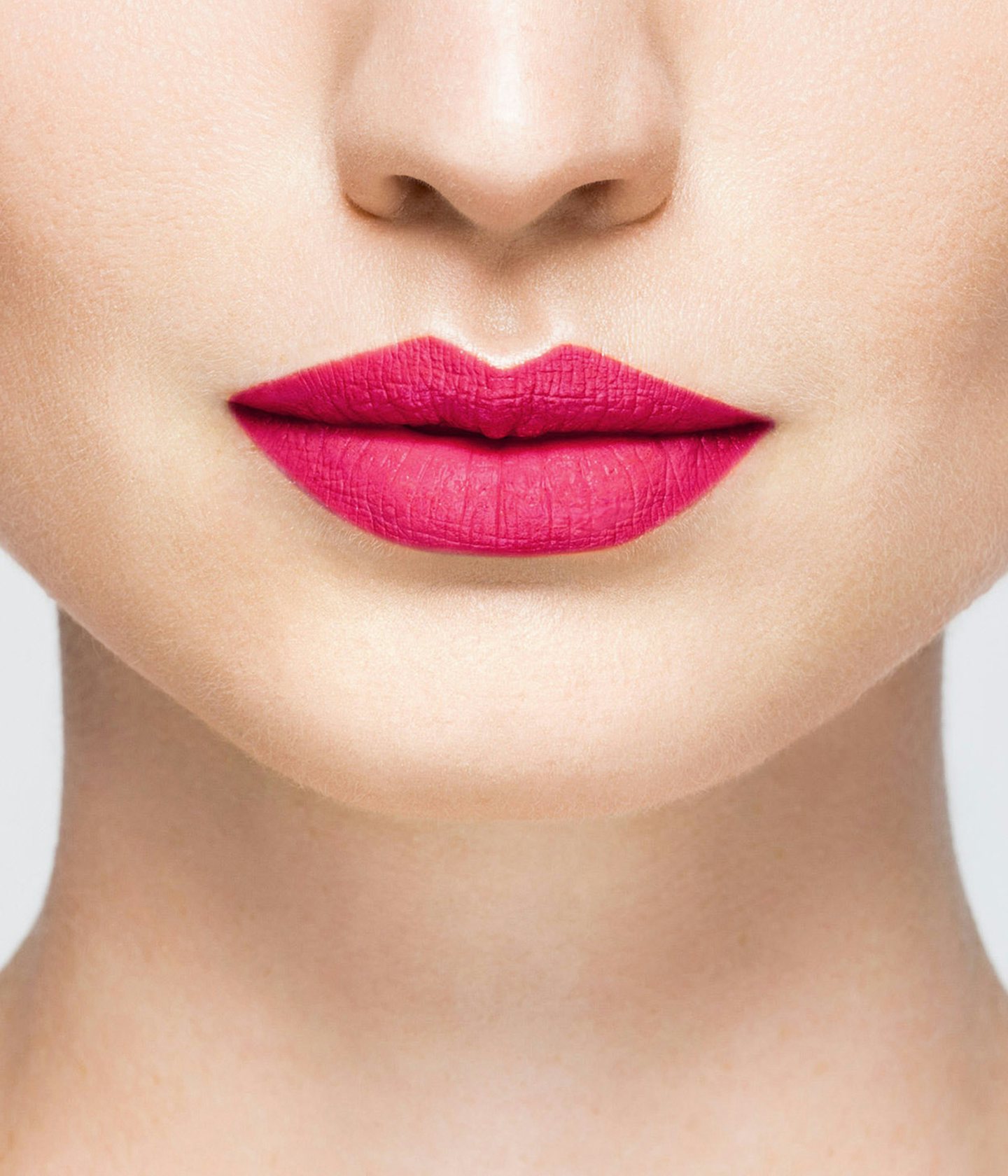 La bouche rouge rouge à lèvres Princess Pink sur les lèvres d’un mannequin à la peau claire 