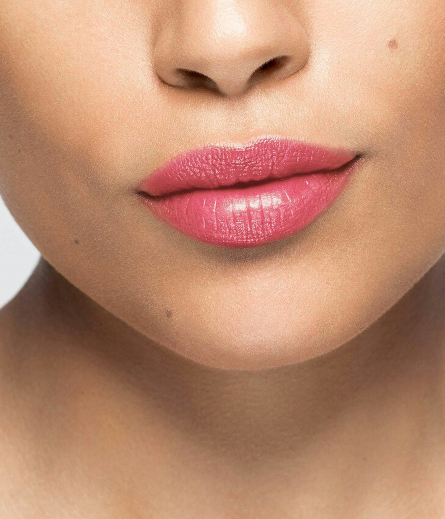 La bouche rouge rouge à lèvres Dewy Pink sur les lèvres d’un mannequin à la peau au teint moyen 