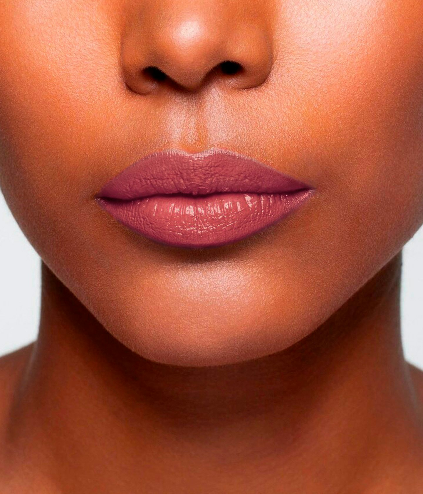 La bouche rouge Le Baume Kelly lipstick shade on the lips of a dark skin model