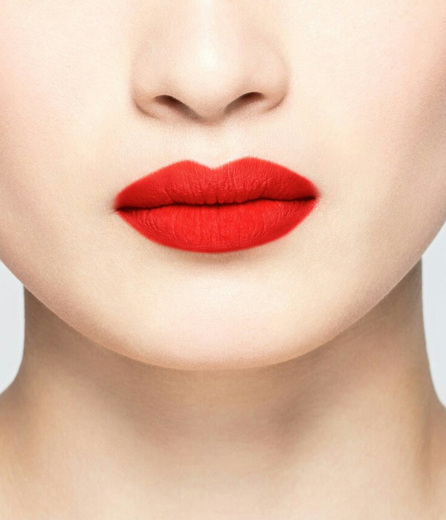 La bouche rouge rouge à lèvres Neon Giedre sur les lèvres d’un mannequin asiatique 