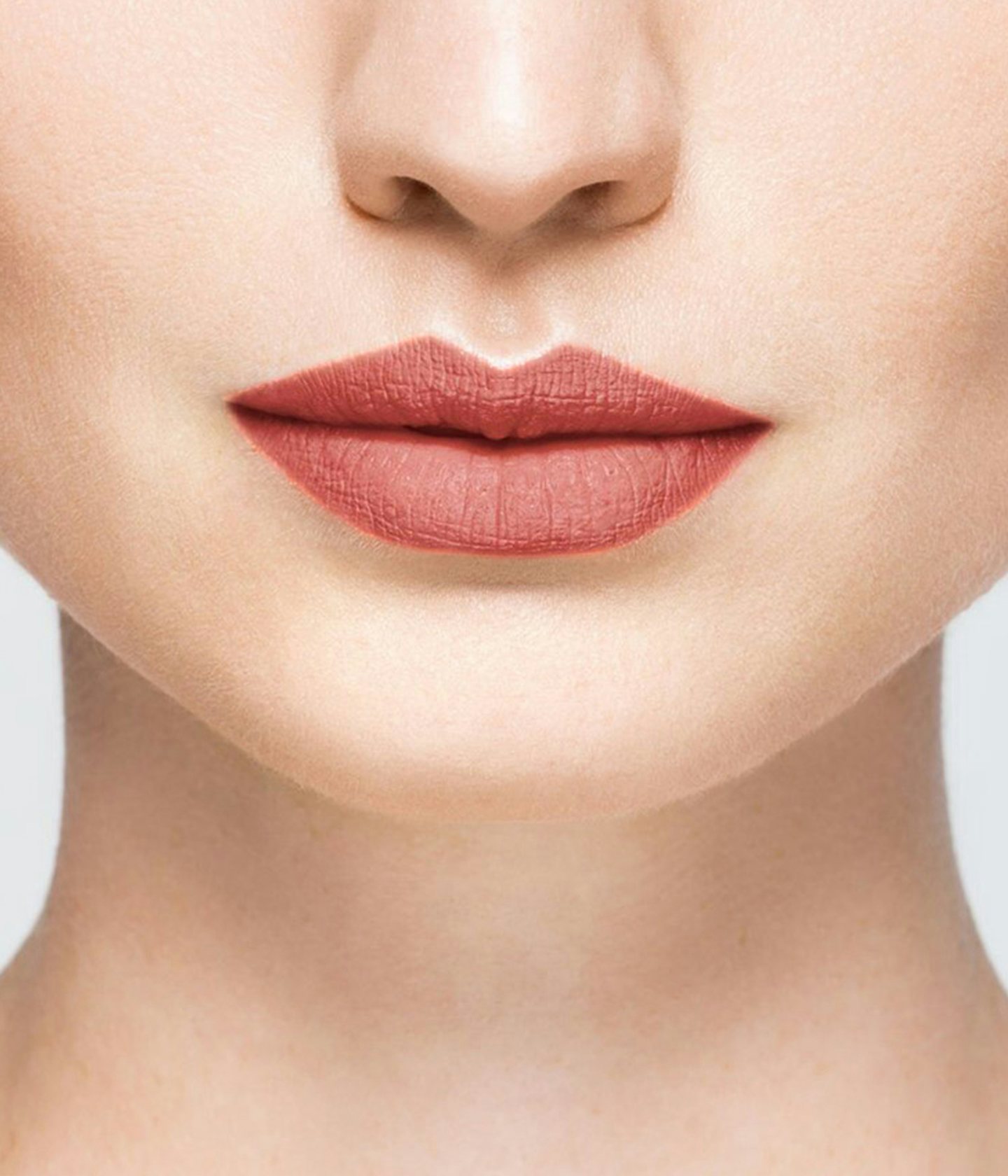 La bouche rouge rouge à lèvres Chestnut sur les lèvres d’un mannequin à la peau claire 