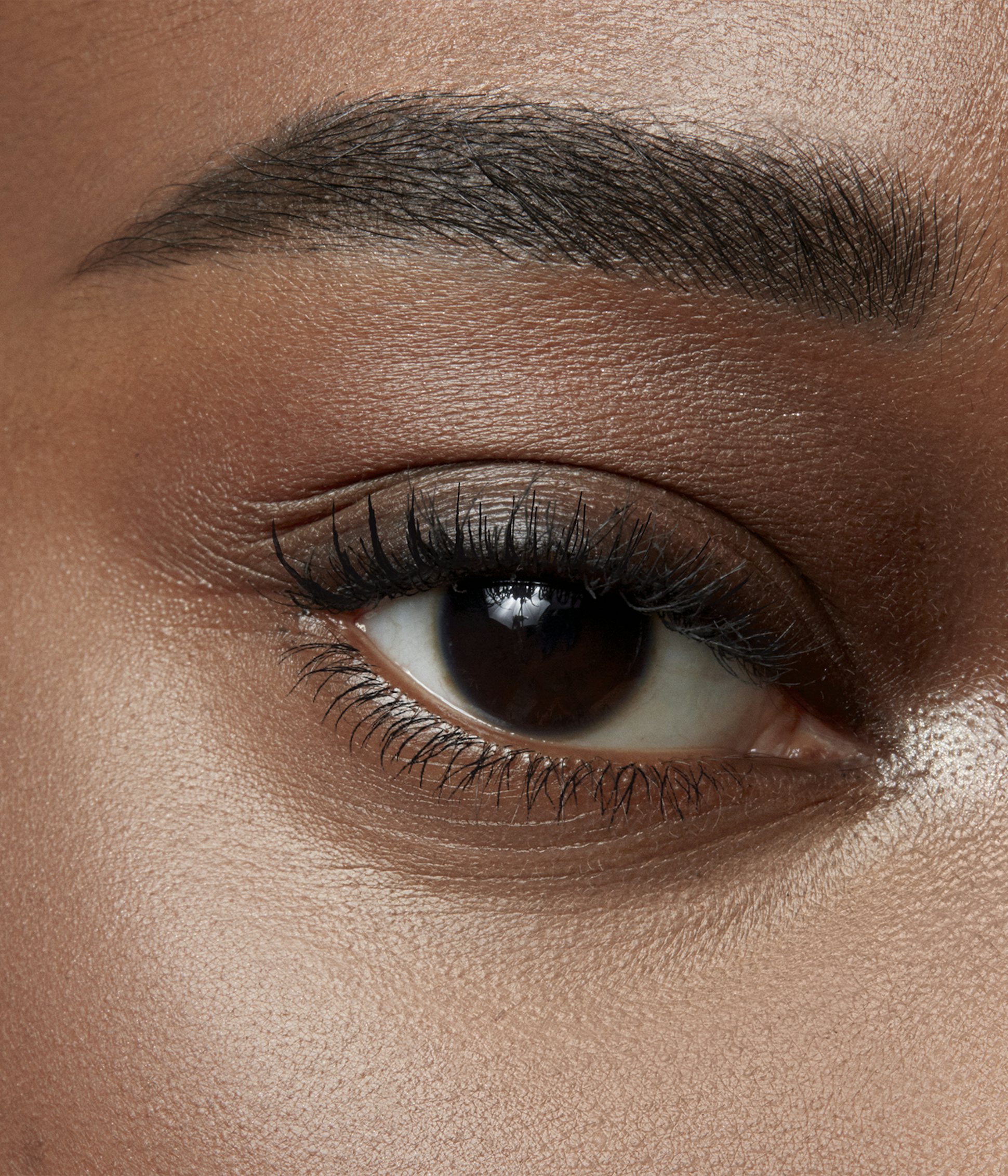 La bouche rouge le sérum sourcils sur les sourcils d’un mannequin à la peau foncée 