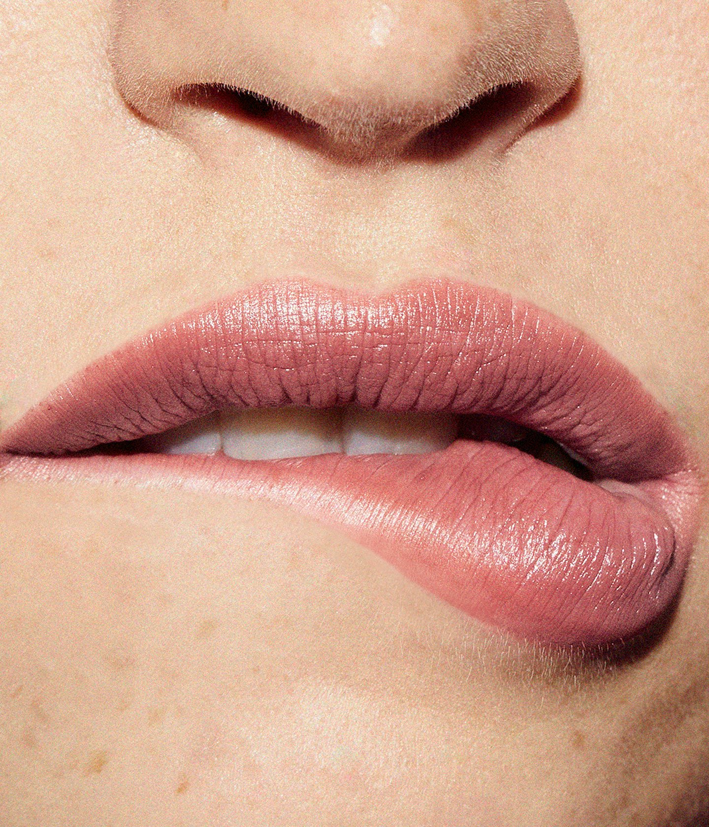 La bouche rouge Le Nude Claire Rose lipstick on lips