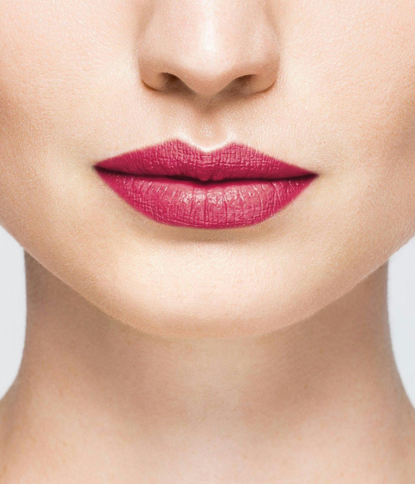 La bouche rouge rouge à lèvres Innocent Red sur les lèvres d’un mannequin à la peau claire 