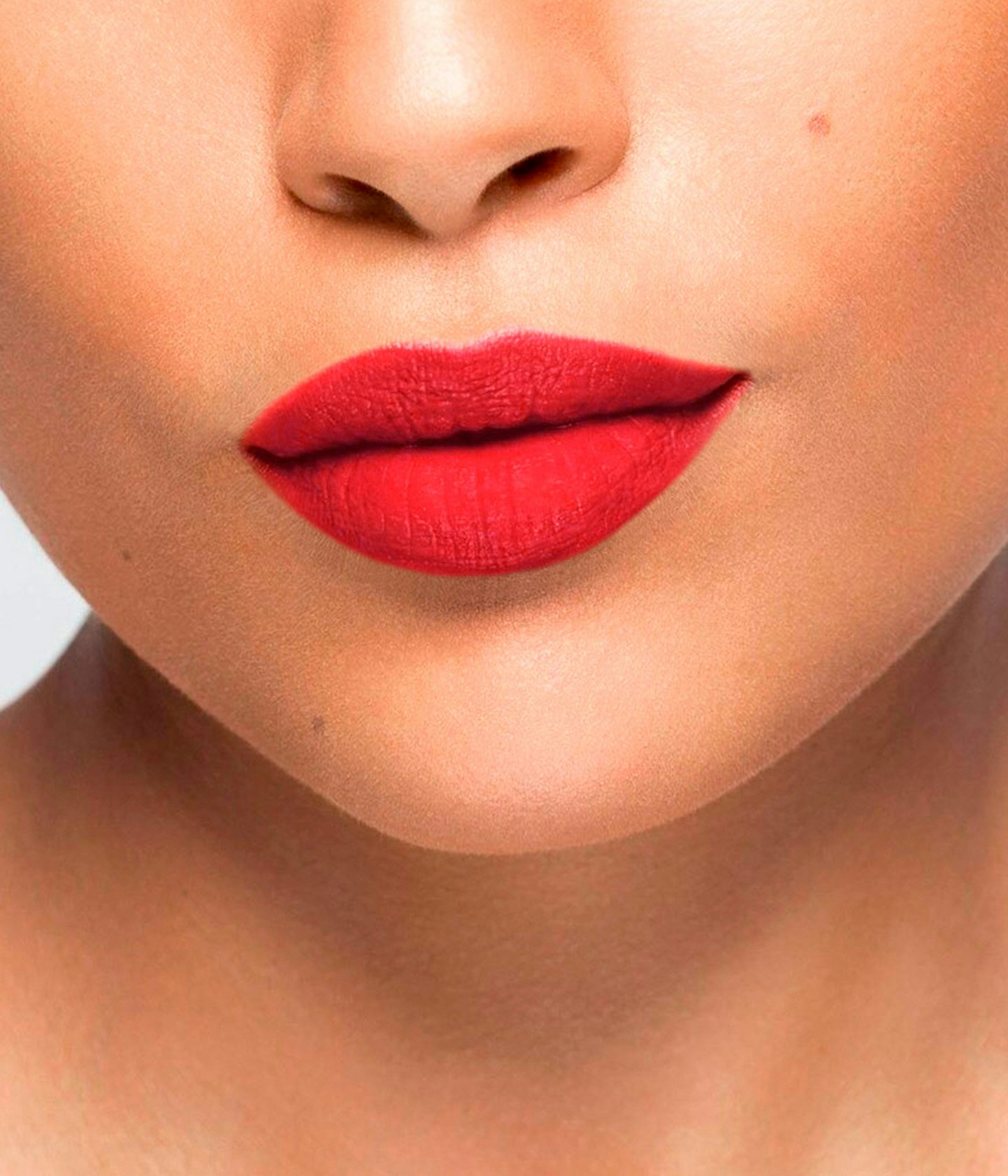 La bouche rouge Le Rouge Montaigne lipstick shade on the lips of a medium skin model