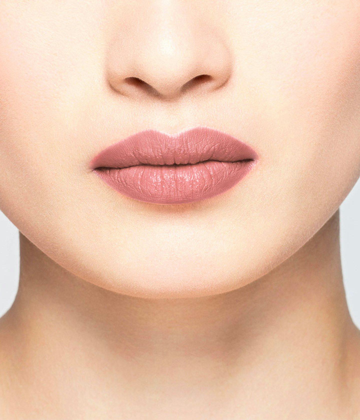 La bouche rouge rouge à lèvres Aime sur les lèvres d’un mannequin asiatique 
