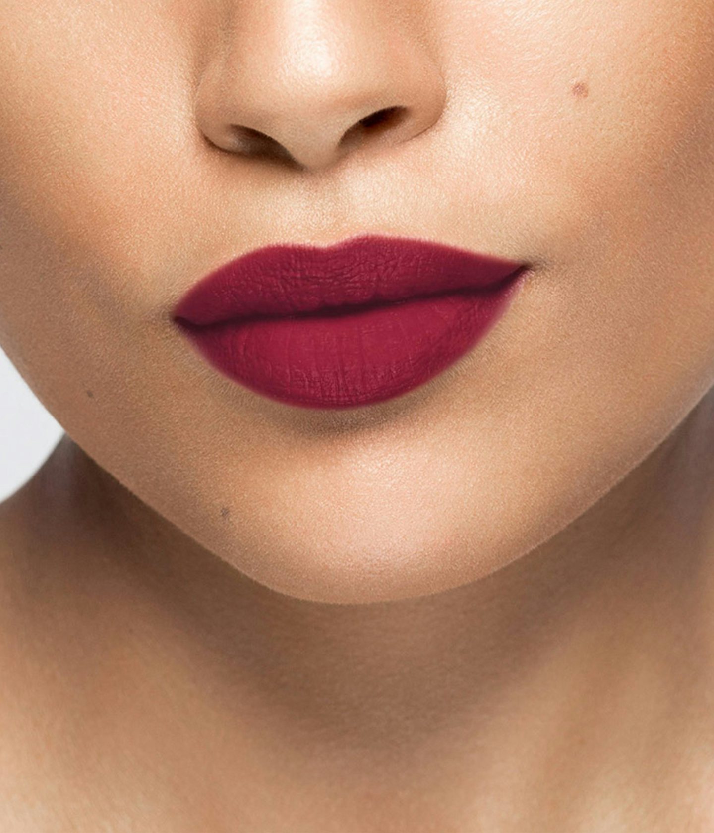 La bouche rouge rouge à lèvres Passionate Red sur les lèvres d’un mannequin à la peau au teint moyen 