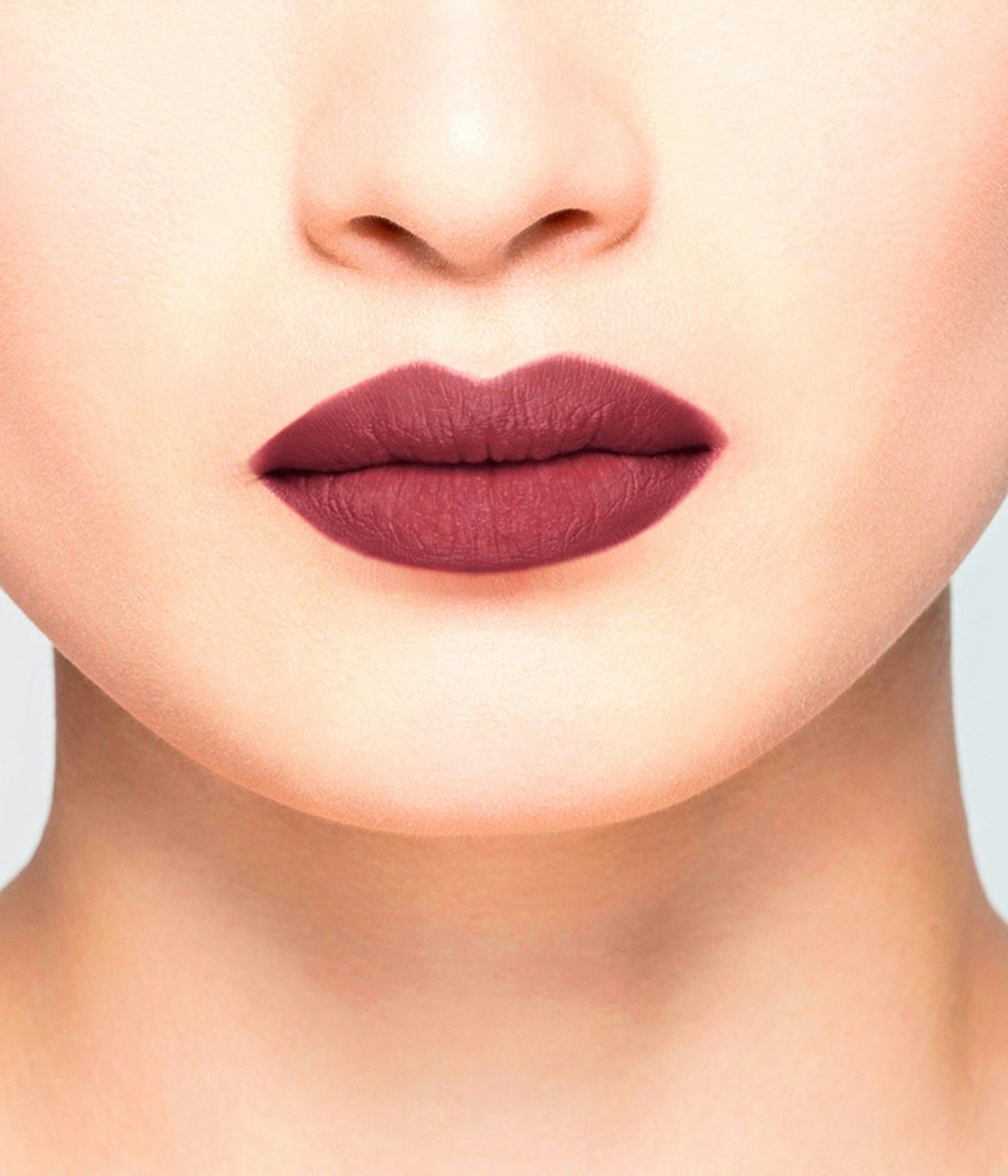 La bouche rouge rouge à lèvres Le Rose Tuileries sur les lèvres d’un mannequin asiatique 
