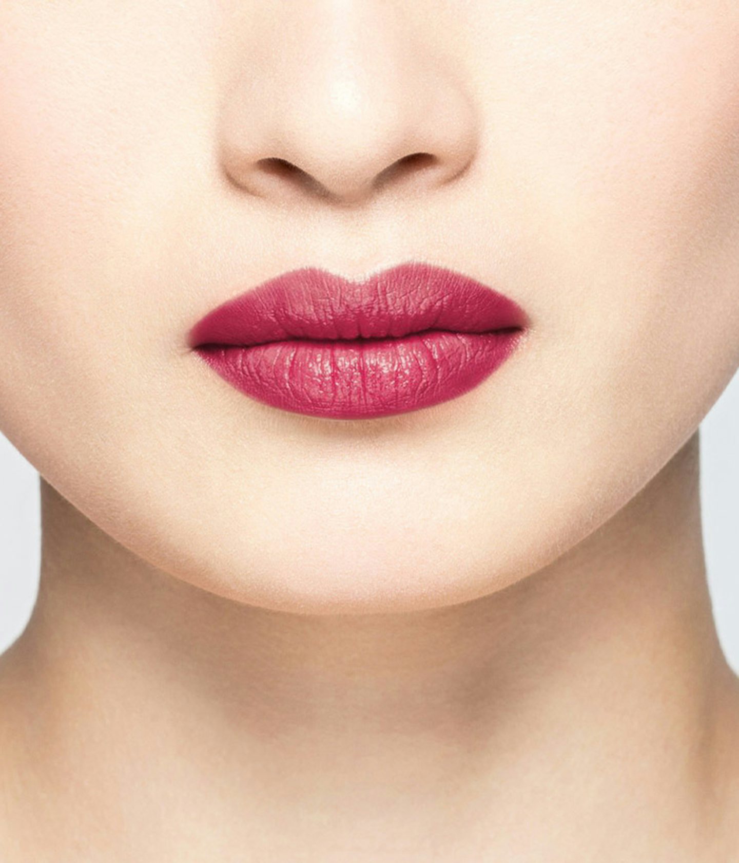 La bouche rouge rouge à lèvres Innocent Red sur les lèvres d’un mannequin asiatique 