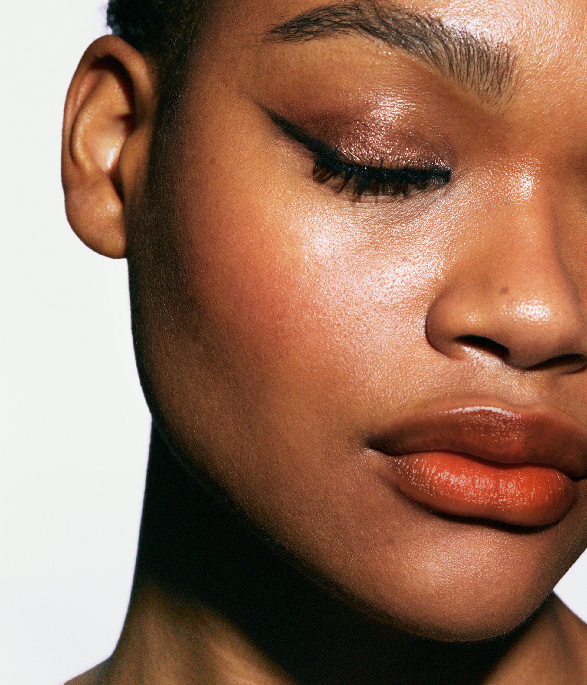 La bouche rouge model wearing Brown Nude