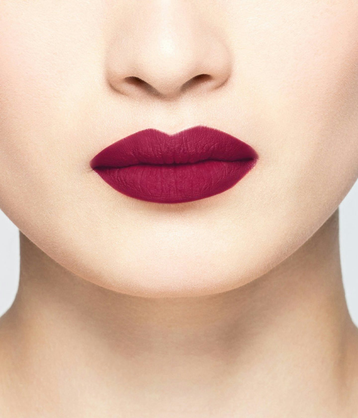 La bouche rouge rouge à lèvres Plum sur les lèvres d’un mannequin asiatique 
