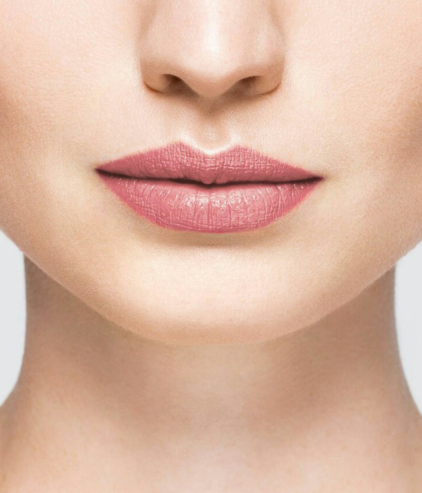 La bouche rouge rouge à lèvres Nude Pink sur les lèvres d’un mannequin à la peau claire 