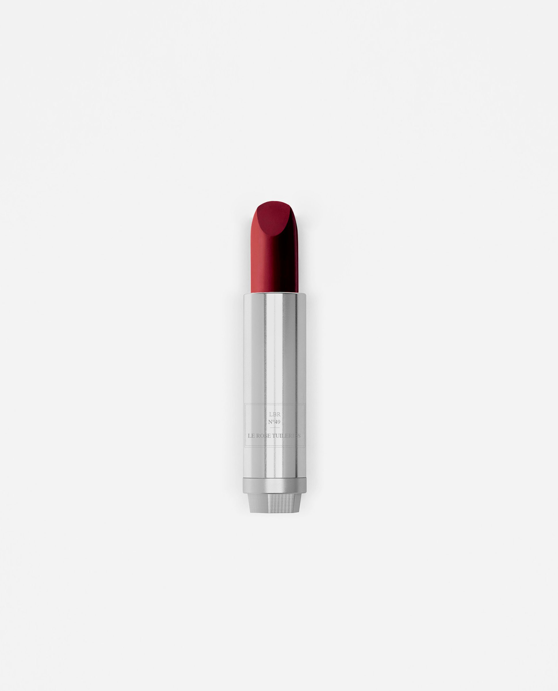 La bouche rouge nuance du rouge à lèvres Le Rose Tuileries dans sa recharge en metal