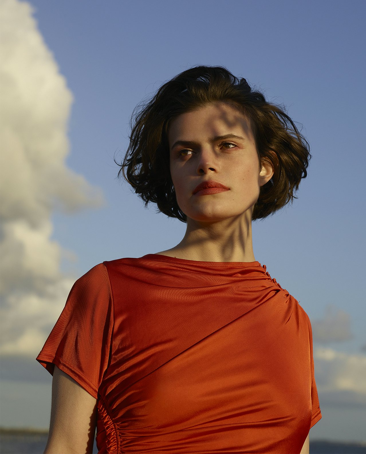 La bouche rouge Viviane Sassen campaign model in front of the ocean